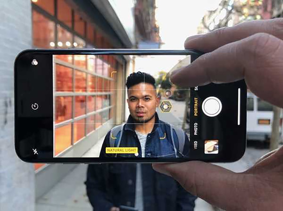 Bạn có biết rằng smartphone của bạn đã có tính năng chụp ảnh chân dung? Tận dụng chức năng này thôi nào! Với chế độ Portrait mode tiên tiến, bạn sẽ có những bức chân dung hoàn hảo, chỉnh sửa độ sáng và phần nền một cách dễ dàng và nhanh chóng.